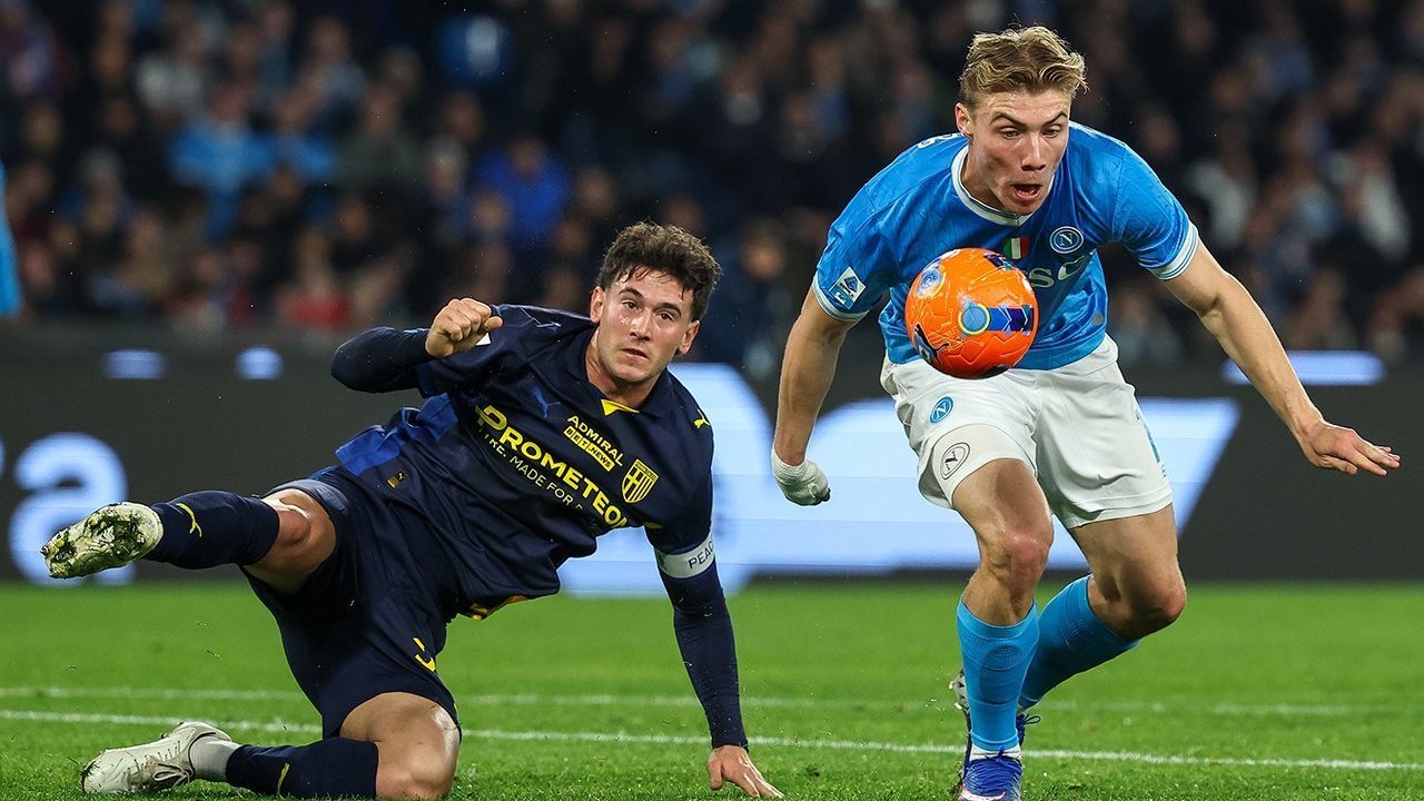 Napoli Mandek di Kandang, Gol McTominay Dianulir VAR dan Parma Bawa Pulang Satu Poin