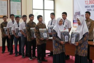 Baznas Riau Salurkan Zakat ASN dan Warga, 12 Ribu Siswa SMA Terima Bantuan Seragam