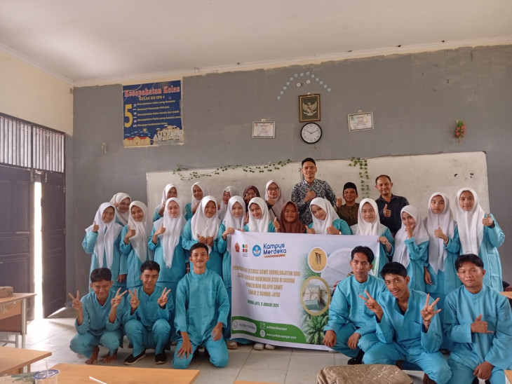 Politeknik Kampar Edukasi Siswa SMAN 2 Rumbio Jaya tentang Sawit Berkelanjutan