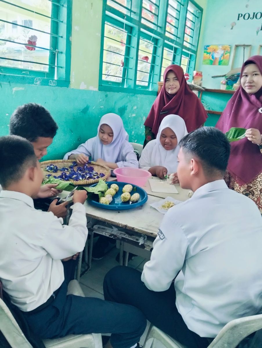 Kreatif dan Inovatif, Siswa SMPN 1 Bantan Olah Bunga Telang dan Rempah Lokal Jadi Produk Bernilai Ek