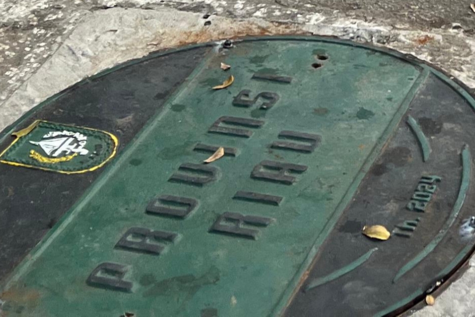 PUPR Riau Las Permanen Tutup Drainase di Depan Gedung RCH untuk Cegah Pencurian