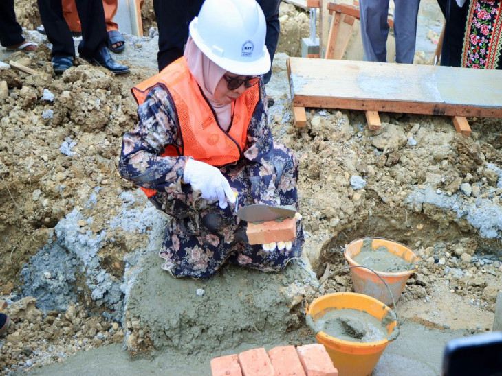 Wabup Kampar Letakkan Batu Pertama Pembangunan MI Miftahul Ulum di Lipat Kain