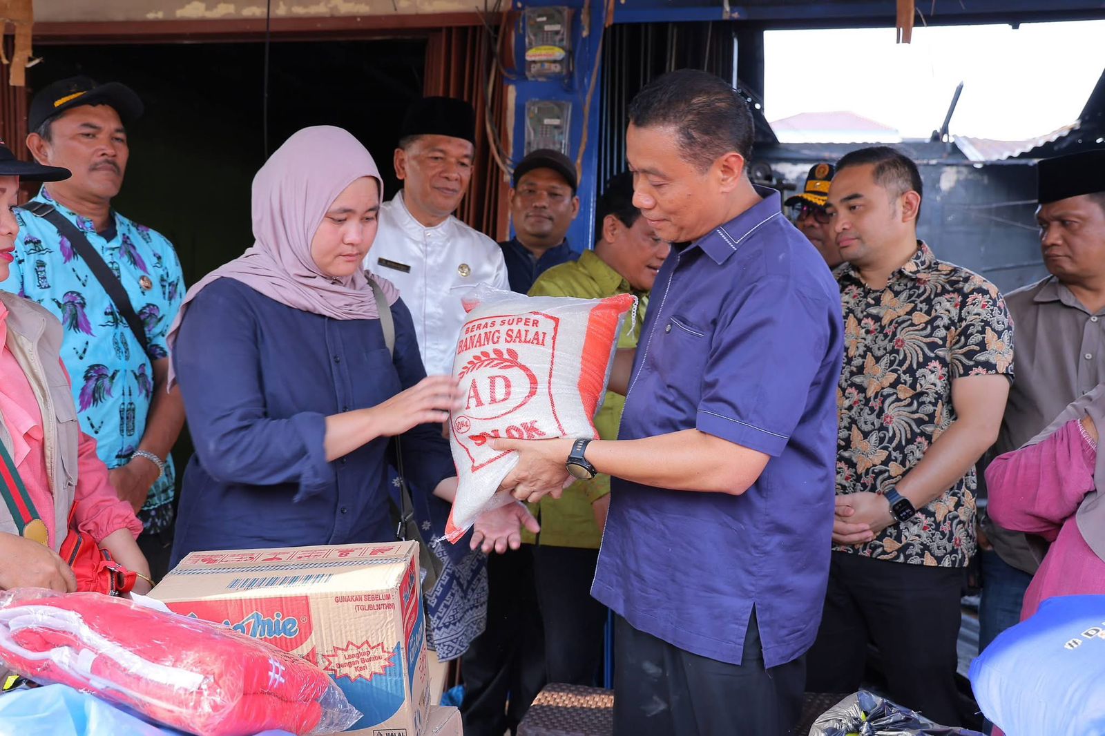 Wawako Pekanbaru Serahkan Bantuan untuk Korban Kebakaran di Sukajadi