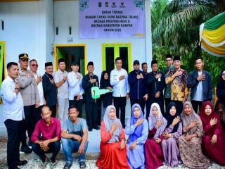 Serahkan Bantuan Rumah Layak Huni, Purwadi Apresiasi Dukungan Pemkab Kampar dan Baznas Riau