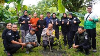 Dukung Green Policing, Polda Riau Tanam Puluhan Pohon Buah di Permukiman Transmigran