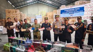 Gudang Penimbunan Rokok Ilegal Senilai Rp300 Miliar Digerebek Bea Cukai di Riau