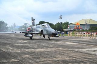 Menuju Era Rafale, Pesawat Tempur Hawk 109/209 Resmi Tinggalkan Lanud Roesmin Nurjadin