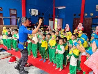 Belajar Pencegahan Kebakaran Sejak Dini, Siswa TK Kunjungi Pemadam Kebakaran Kampar
