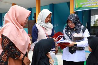 Bupati Afni Serahkan Seragam Sekolah Gratis dari Baznas Siak untuk Siswa Kurang Mampu