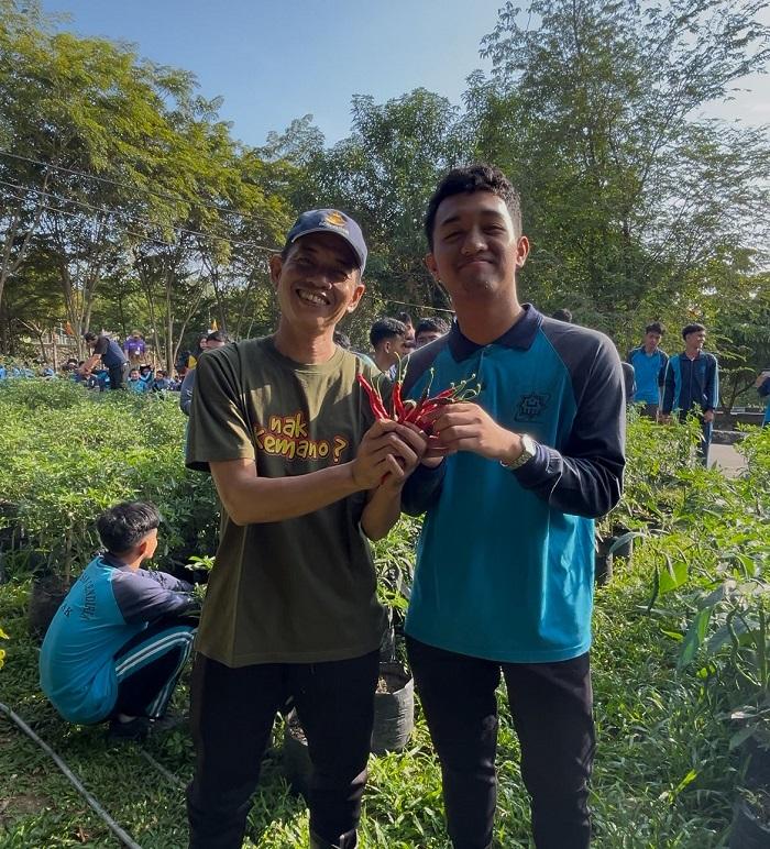 MAN Insan Cendekia Siak Gelar Panen Raya Melati Kepang, Perkuat Ekoteologi dan Ketahanan Pangan