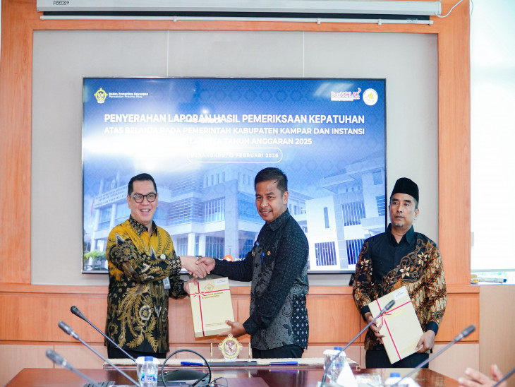 Ahmad Yuzar Serahkan Laporan Hasil Kepatuhan Belanja Pemkab Kampar 2025 ke BPK Riau