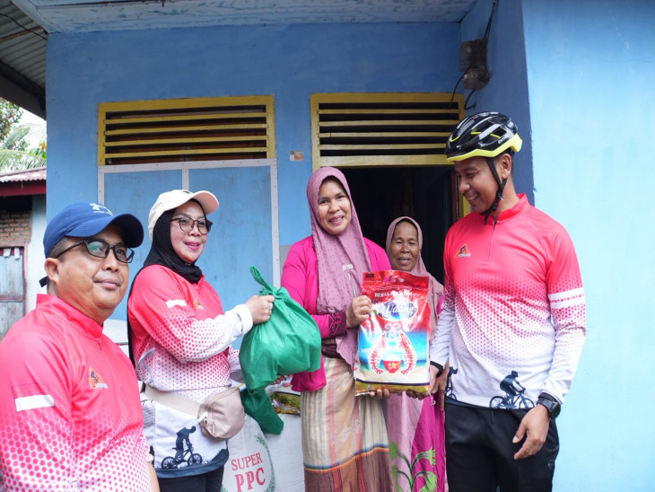 Sambut Ramadhan, Bupati dan Wabup Kampar Salurkan Beras dan Sembako Bersama Komunitas Sepeda