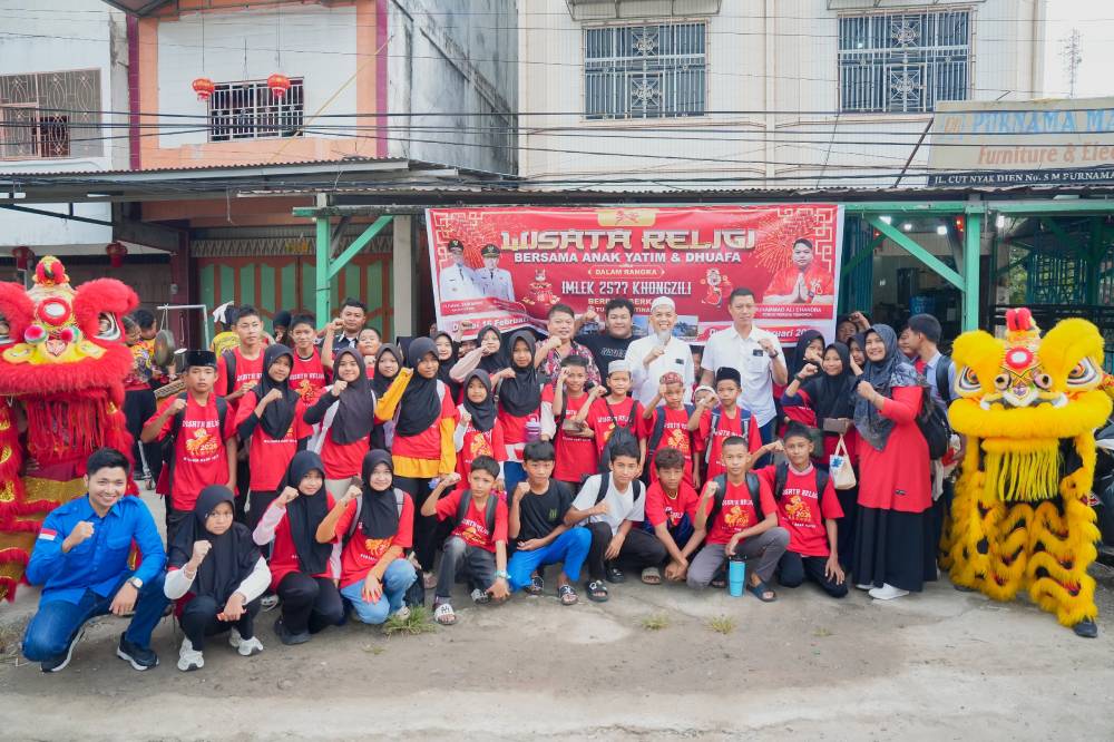 Momentum Imlek 2577, Wali Kota Paisal Lepas Wisata Religi Anak Yatim dan Dhuafa di Dumai