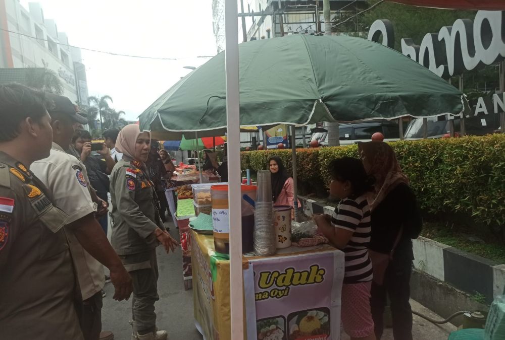 Picu Kemacetan, Satpol PP Pekanbaru Peringatkan PKL Takjil di Jalan Tengku Umar