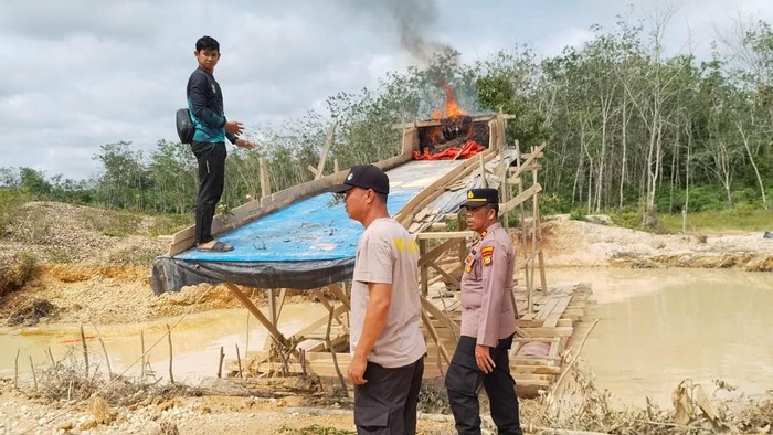 Respons Cepat, Polisi Kuansing Musnahkan 5 Rakit PETI di Sungai Tanah Bekali