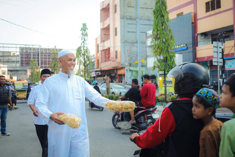Wali Kota Dumai Turun ke Jalan, Borong Takjil dan Gaungkan Semangat Berbagi Ramadan