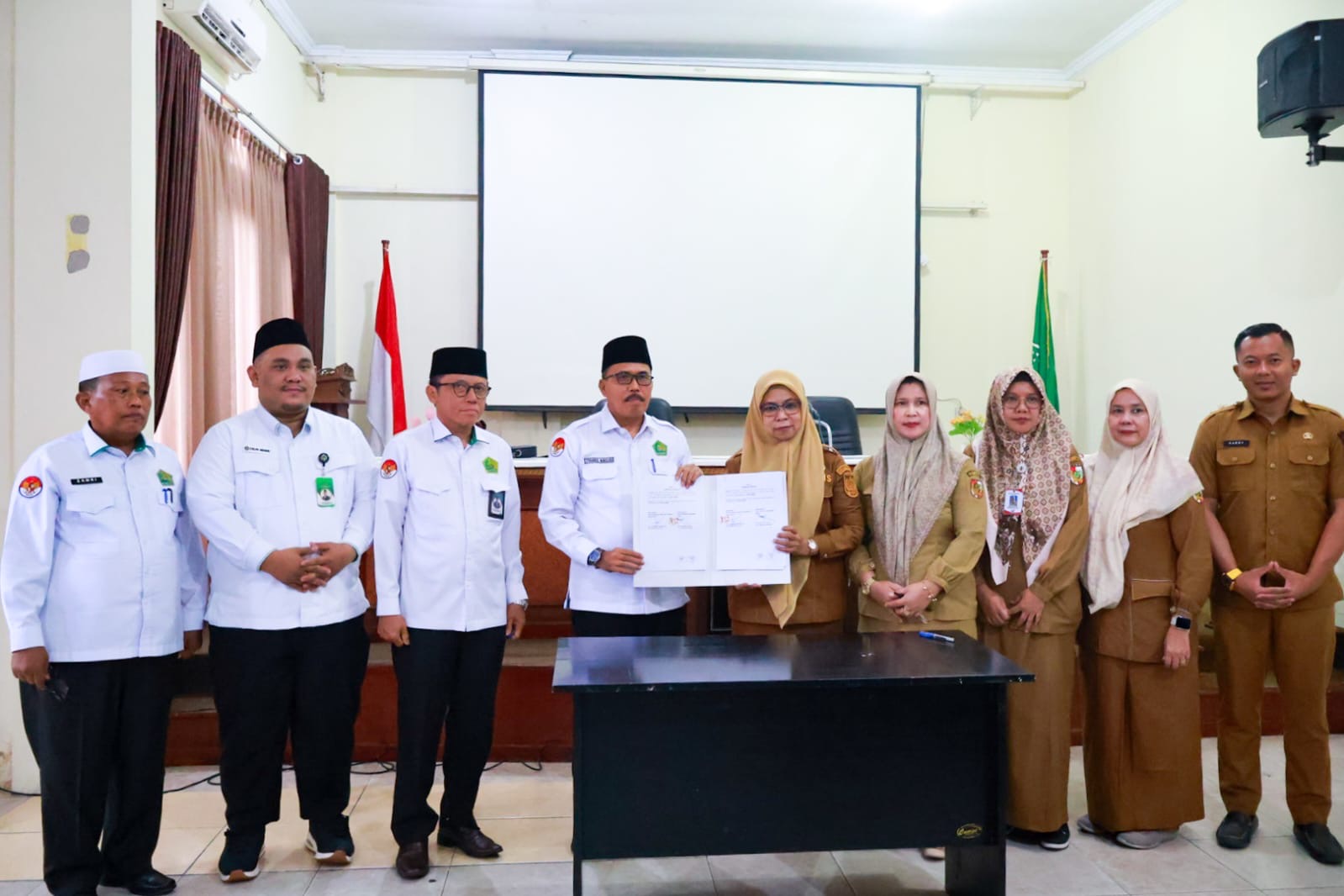 DP3APM Pekanbaru dan Kemenag Teken MoU untuk Evaluasi Kota Layak Anak
