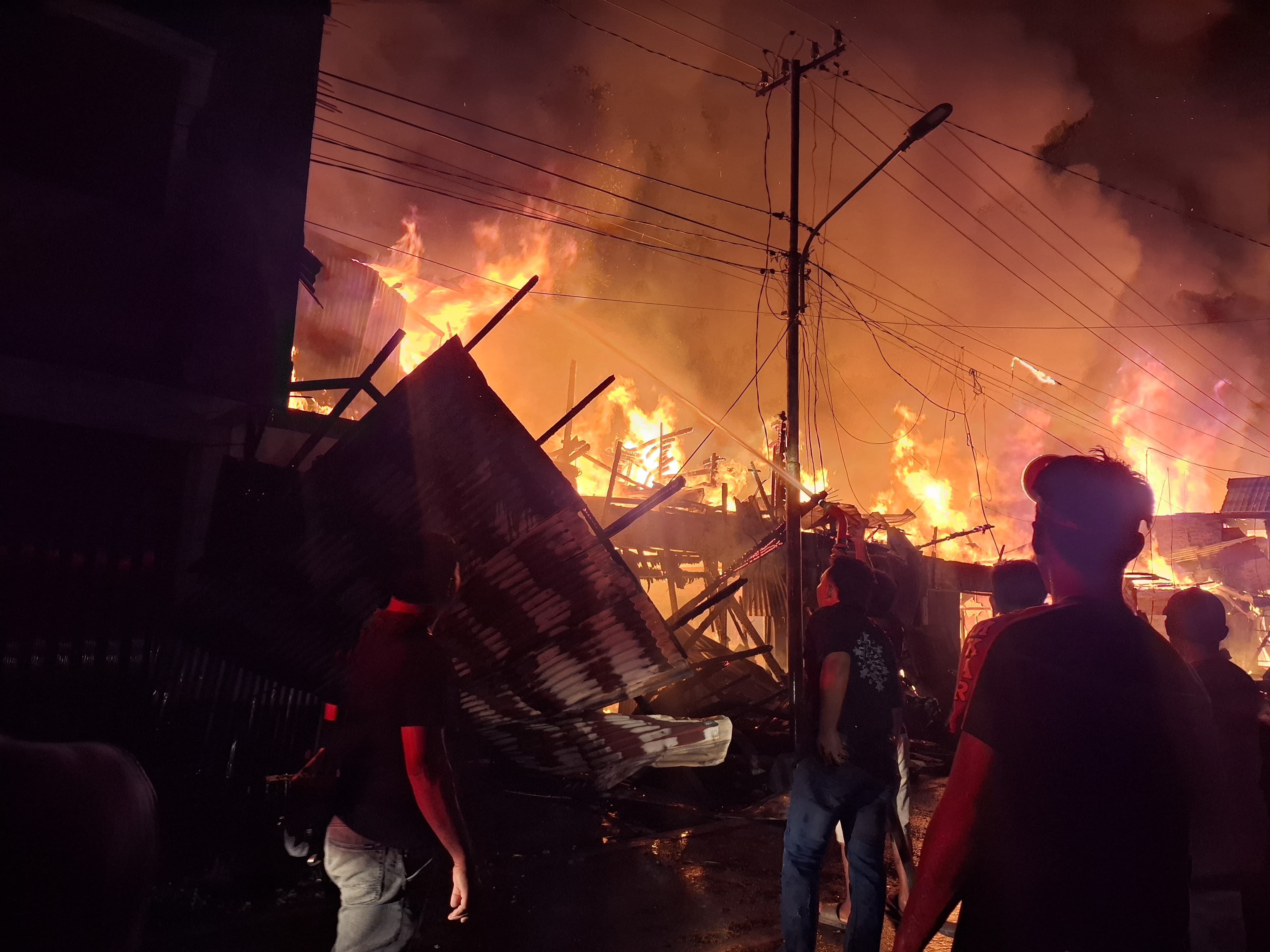 Kebakaran Melanda 13 Kios Pasar Peranap Saat Warga Menunaikan Salat Tarawih