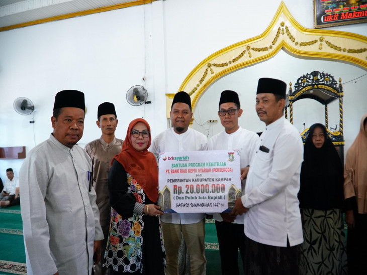Safari Ramadhan di Bukit Kemuning, Wabup Kampar Serahkan Bantuan dan Dana Pembangunan Masjid
