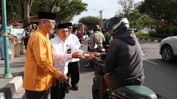 TerasZAWA Salurkan 1.030 Paket Takjil di Hari Ke-9 Ramadan 1447 H