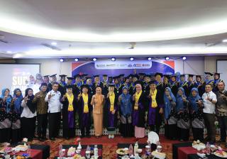 Ketua TP PKK Pekanbaru Hadiri Wisuda Lansia Tangguh Berkah Bersama