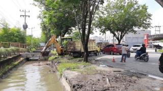 Pemko Pekanbaru Targetkan Normalisasi 900 Kilometer Drainase untuk Atasi Banjir Tahun 2026
