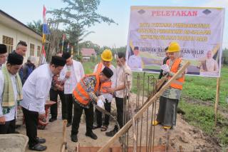 Dukung Pendidikan Keagamaan, Bupati Rohil Letakkan Batu Pertama Ponpes As Salaam di Rantau Bais