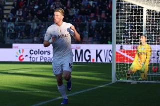 Hojlund Jadi Penentu, Napoli Tekuk Genoa 3-2 Meski Bermain dengan 10 Pemain