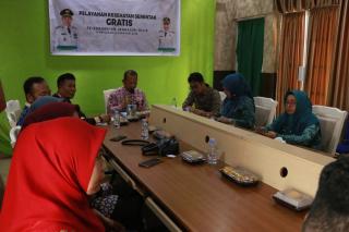 Bupati H. Herman Pantau Pelayanan KB dan Kesehatan Serentak Secara Daring