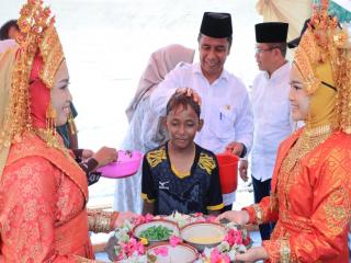 Hadiri Balimau Kasai di Batu Belah, Bupati Ajak Warga Sambut Ramadan dengan Hati Bersih