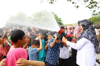 Petang Megang Perdana di Depan Istana Siak, Tradisi Mandi Belimau Kembali Menggema
