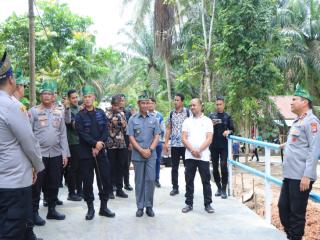Bupati Kampar dan Kapolda Riau Tinjau Pembangunan Jembatan Presisi Polri di Lubuk Agung