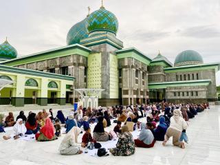 Tarawih Nyaman dan Buka Bersama Gratis, Gen Z hingga Keluarga Padati Masjid Raya An-Nur