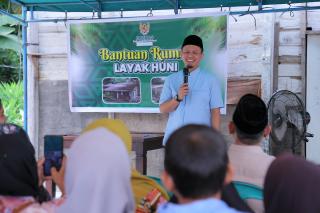 Wako Agung Serahkan 2 Rumah Layak Huni untuk Warga Tenayan Raya