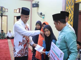 Safari Ramadhan di Tanjung Belit, Bupati Kampar Serahkan Bantuan untuk Masjid dan Warga