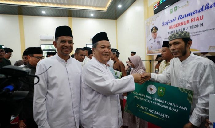 Plt Gubri SF Hariyanto Serahkan 2 Unit AC dan Bantuan untuk Masjid Nurhidayah Bengkalis