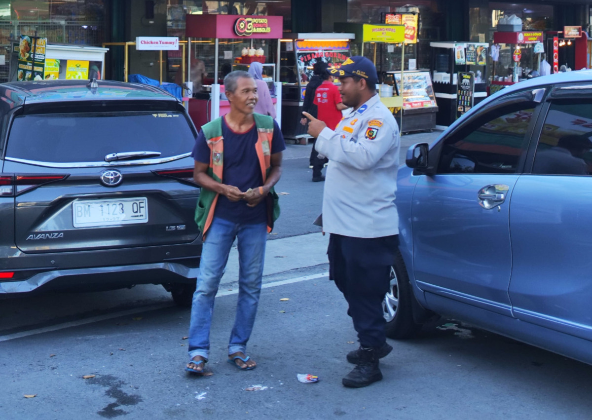 Dishub Tertibkan Parkir di Pasar Buah Sudirman, Jukir Dilarang Biarkan Kendaraan Berlapis
