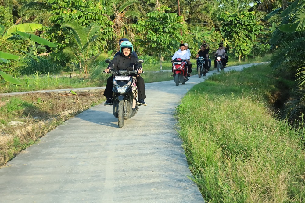 Bupati Afni Antar Langsung Paket Ramadan ke Mustahik Menggunakan Sepeda Motor
