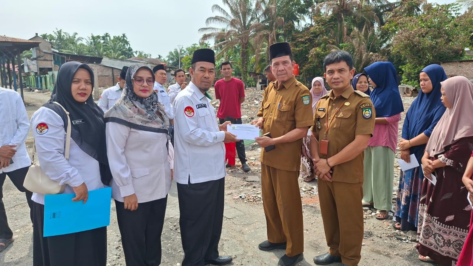 Kakankemenag Rohul Salurkan Bantuan untuk ASN Terdampak Kebakaran di Pekan Tebih