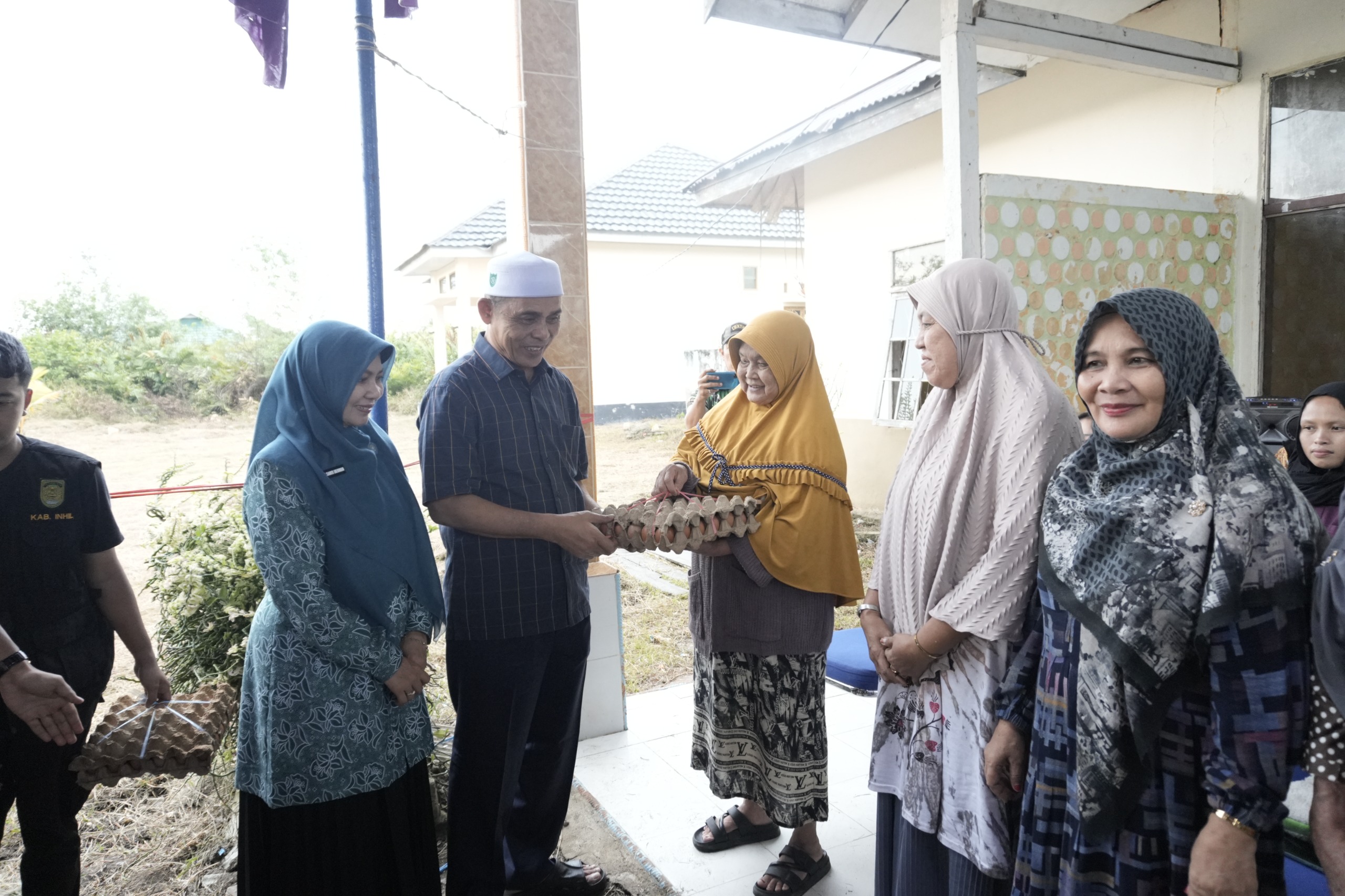 Tinjau Pasar Murah di Kuindra, Bupati Inhil Harap Bantu Ringankan Beban Warga