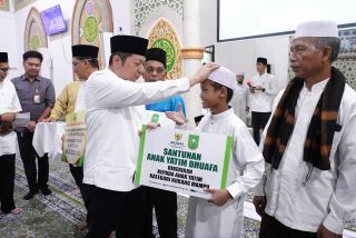 Safari Ramadan di Pelalawan, Pemprov Riau Salurkan Bantuan Masjid dan Santunan JKM