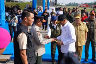 Atasi Karhutla di Riau, Pemerintah Pusat Serahkan Bantuan Peralatan Rp1 MiliarÂ