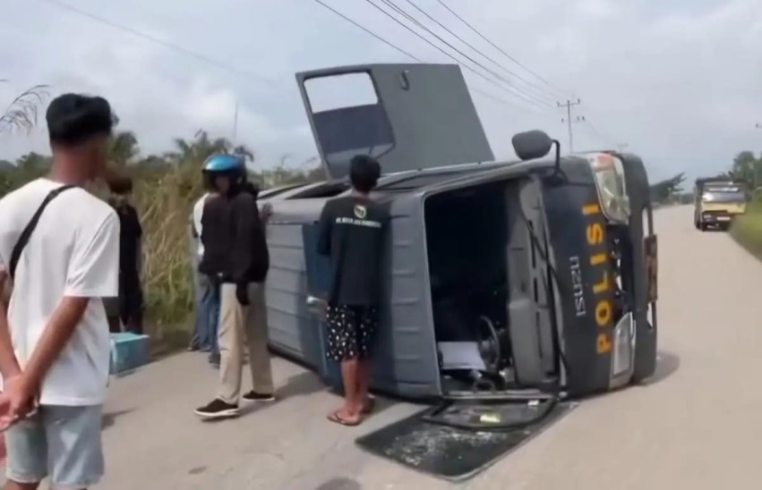 Mobil Tahanan Terguling di Dumai Usai Hindari Lubang Jalan, 14 Tahanan Selamat
