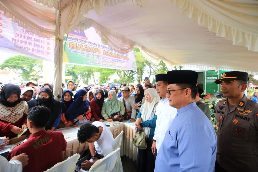 Pemprov Riau Selenggarakan Pasar Murah di Rengat, Warga Antusias Berburu SembakoÂ