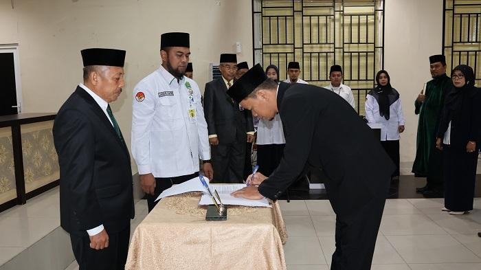 Kakanwil Kemenag Riau Lantik Pejabat Pengawas dan Kepala Madrasah