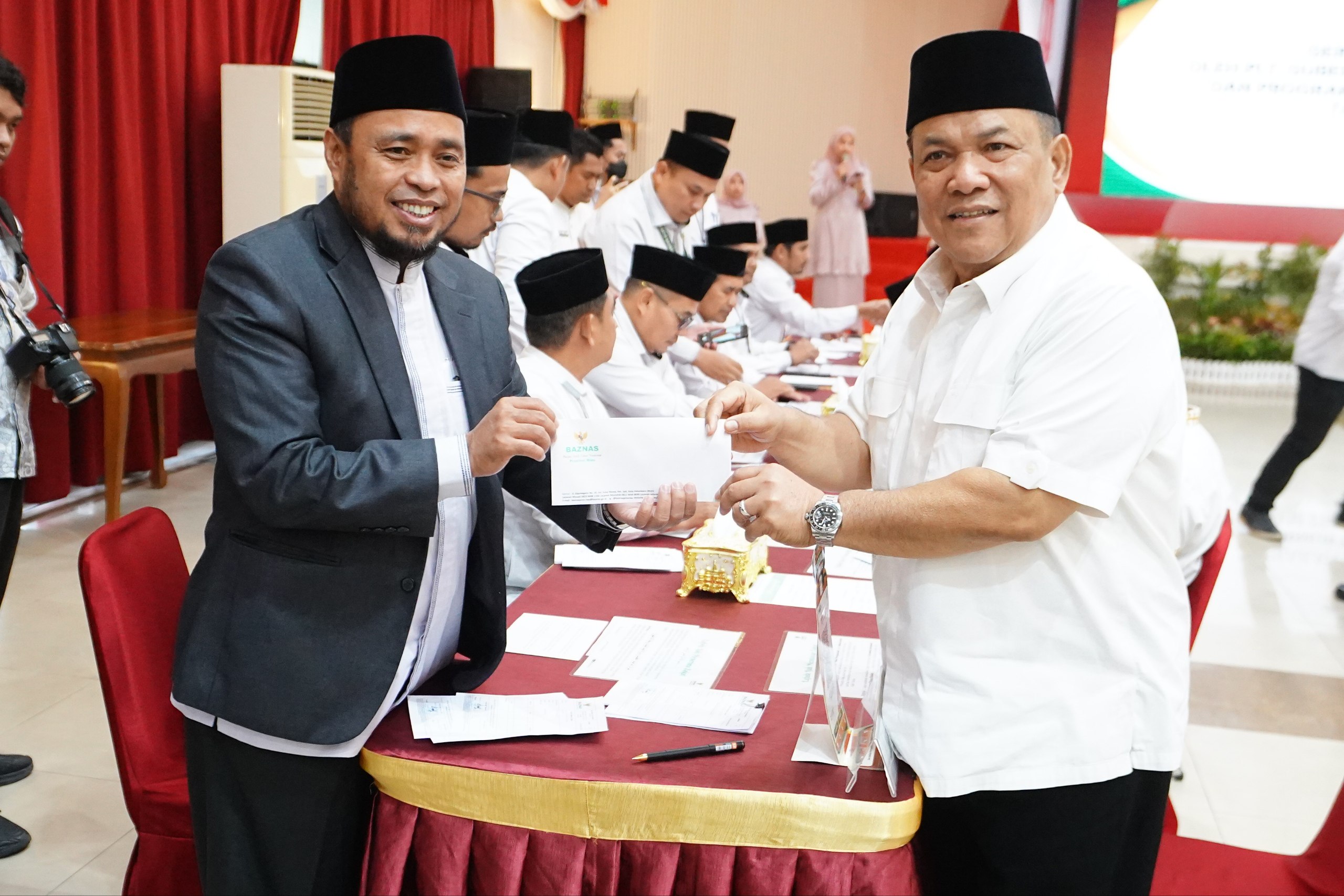 Plt Gubernur Riau SF Hariyanto Bersama Forkopimda Tunaikan Zakat di Balai Serindit
