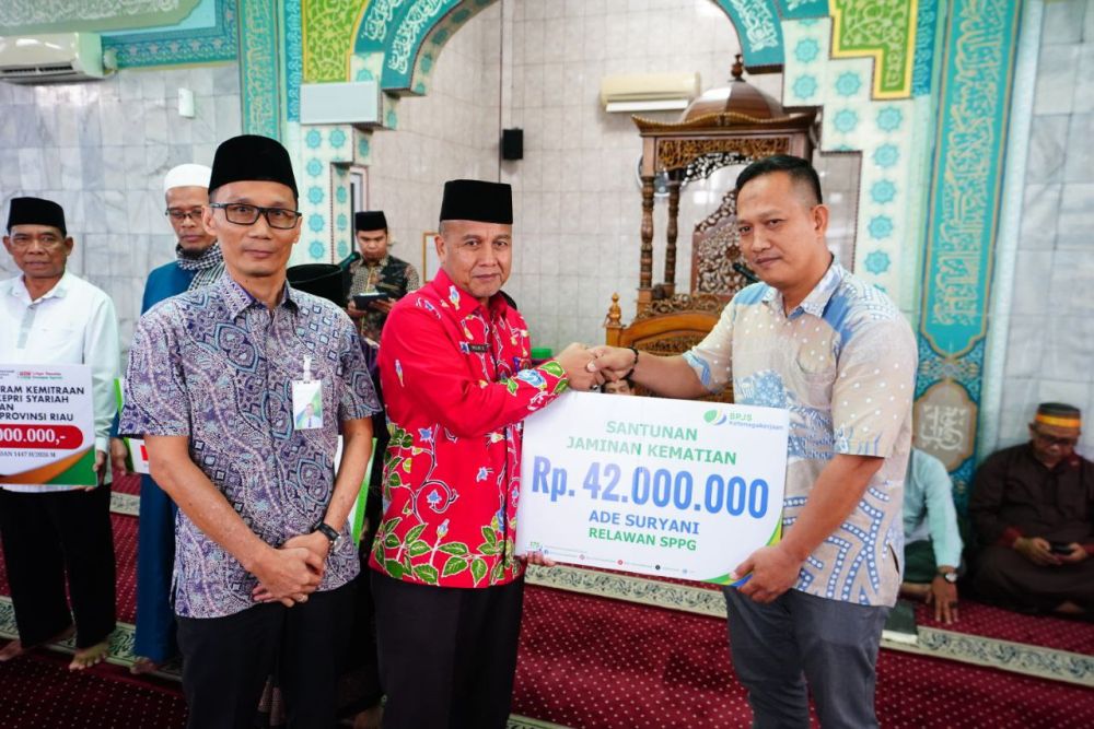 Safari Ramadan di Pekanbaru, Pemprov Riau Salurkan Bantuan Rp30 Juta untuk Masjid Al Ikhlas