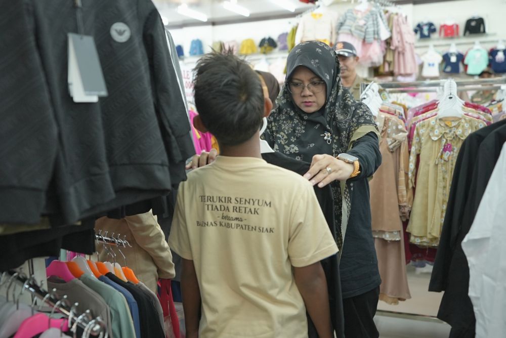Bupati Siak Dampingi Anak Yatim Belanja Kebutuhan Lebaran di Kandis