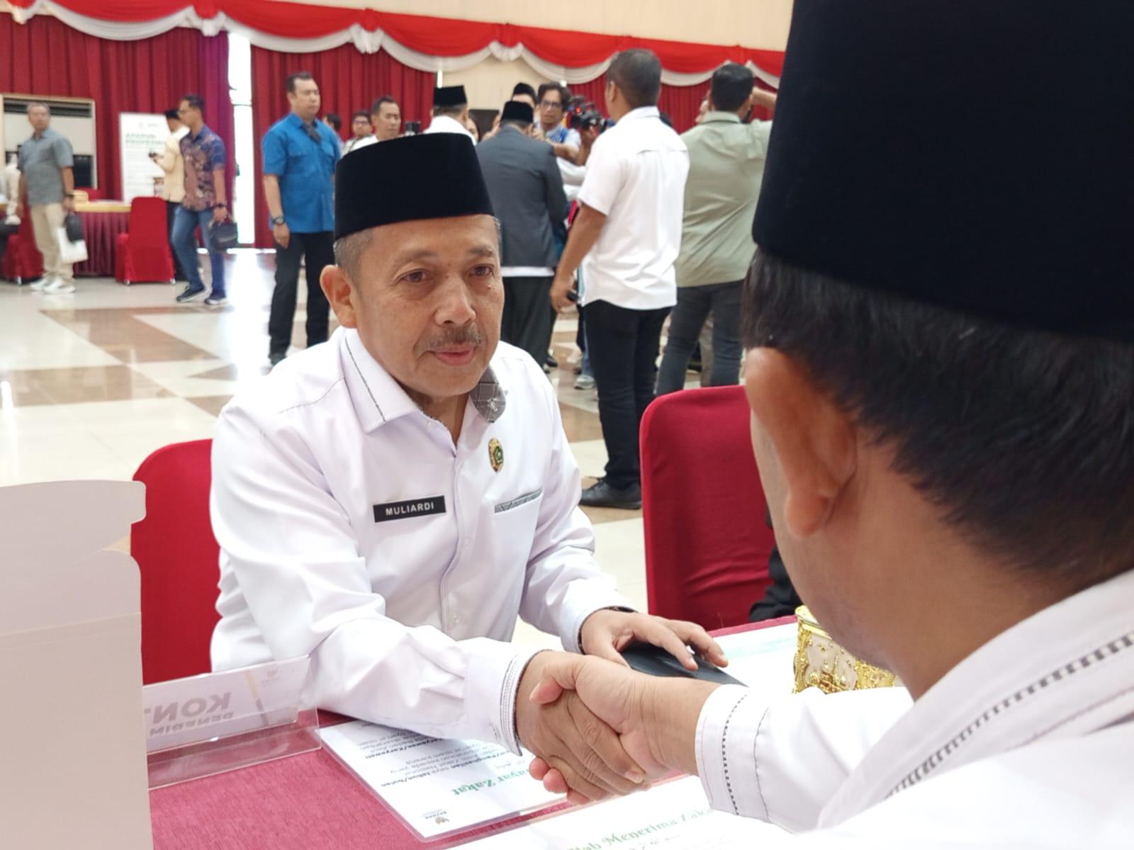 Muliardi Tunaikan Zakat Maal di Gerakan Pembayaran Zakat Provinsi Riau