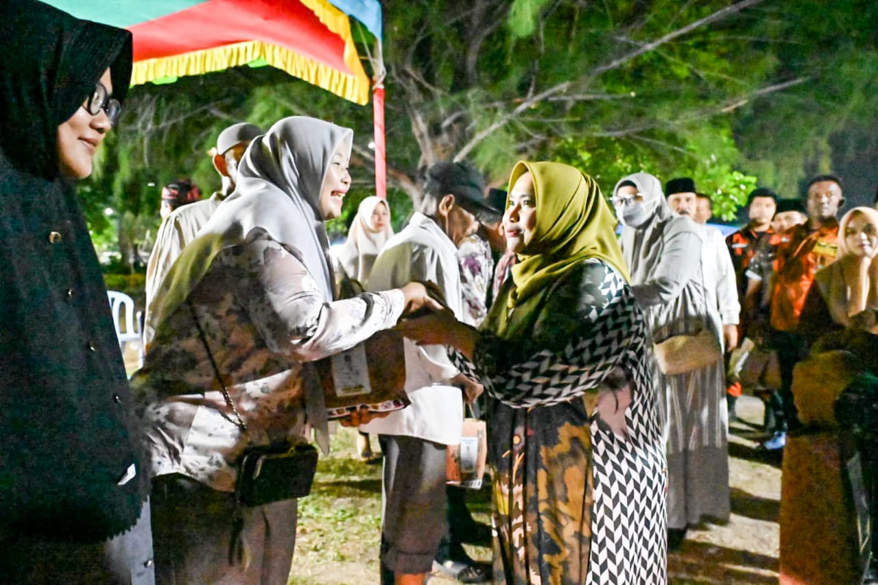 Bupati Bengkalis Kasmarni Salurkan 50 Paket Sembako untuk Kaum Dhuafa